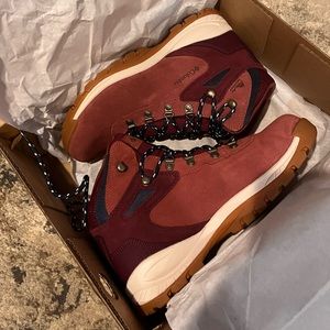 BRAND NEW Columbia women’s newton ridge plus waterproof amped hiking boot